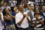 Барак Обама вместе с женой и дочерью — Мишель и Малией