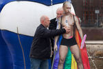 А на следующий день в Амстердаме его встречали гей-активисты, запустившие целый сайт putinarainbow.com