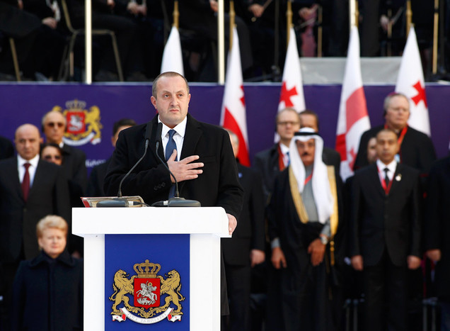 Президент Грузии Георгий Маргвелашвили на&nbsp;церемонии инаугурации во внутреннем дворе парламента.