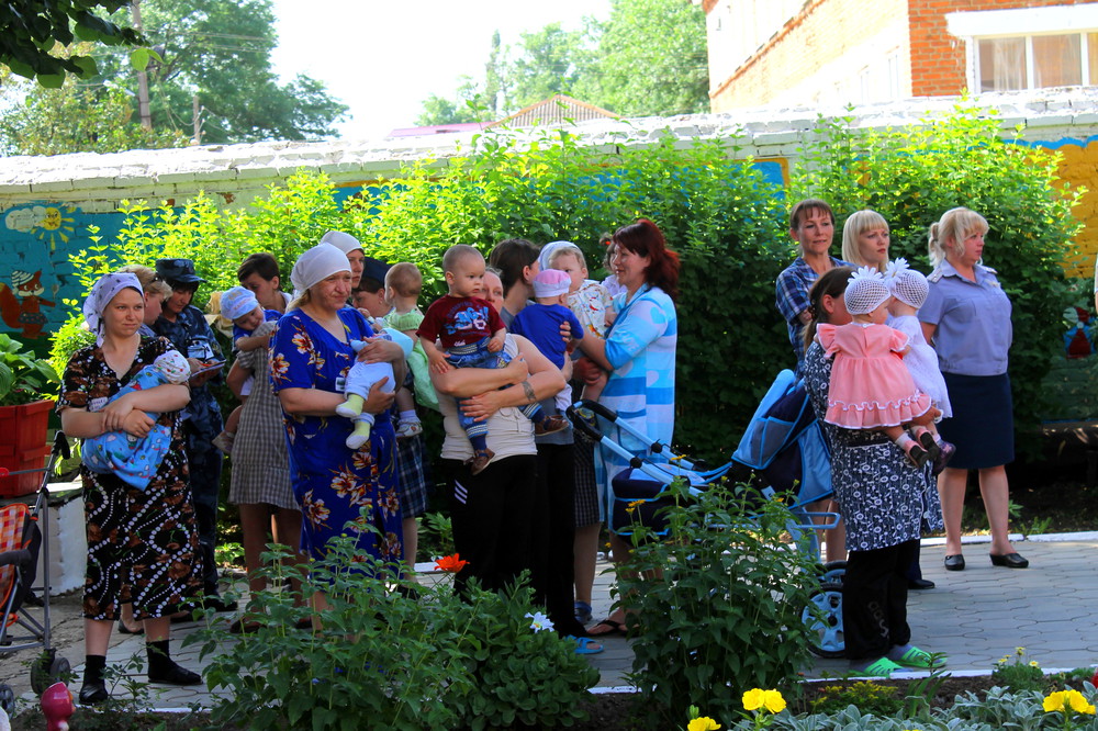 Мамочки с малышами на детском утреннике