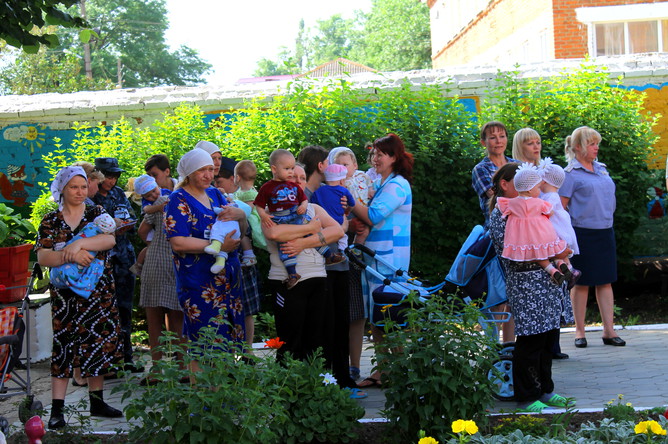 Мамочки с малышами на детском утреннике
