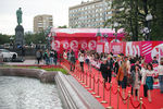 Гости на красной дорожке во время церемонии открытия 36-го Московского международного кинофестиваля