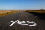 Надпись «Да» в поддержку независимости Шотландии на дороге на острове Норт-Уист, Внешние Гебриды, Шотландия