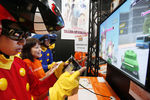 Стендисты играют в Nintendo Wii U во время выставки Tokyo Game Show, 2012 год