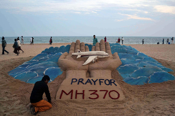 Скульптура из&nbsp;песка, изображающая пропавший Boeing Malaysia Airlines 