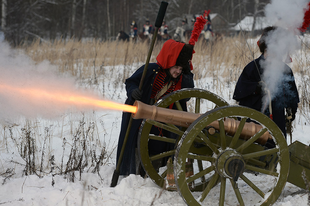 Участники военно-исторической реконструкции событий Отечественной войны 1812 года в городском поселении Апрелевка Наро-Фоминского района.