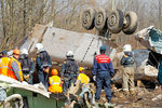 Спасательные службы продолжают работы на месте крушения польского правительственного самолета Ту-154 под Смоленском