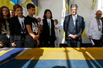 Президент Украины Петр Порошенко с семьей на выставке флагов, привезенных из зоны вооруженного конфликта на востоке страны
