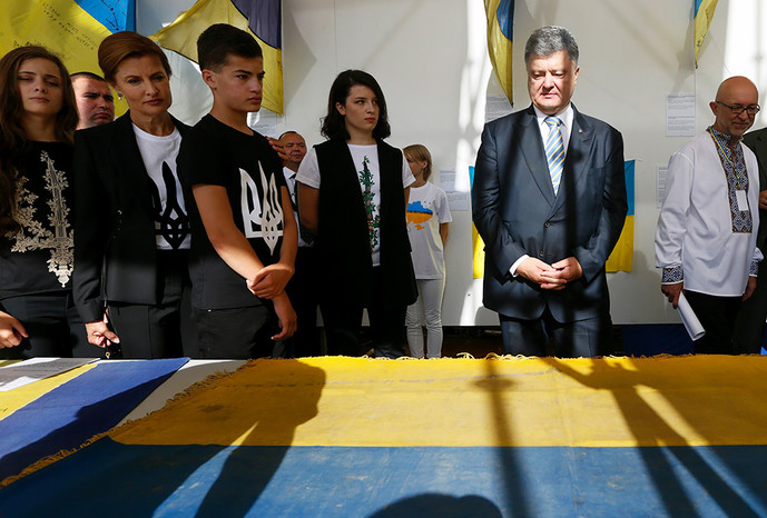 Президент Украины Петр Порошенко с&nbsp;семьей на&nbsp;выставке флагов, привезенных из&nbsp;зоны вооруженного конфликта на&nbsp;востоке страны