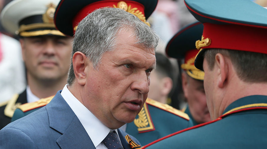 Игорь Сечин во время парада авиации и кораблей Черноморского флота, посвященного Дню Победы и 70-летию освобождения Севастополя от немецко-фашистских захватчиков