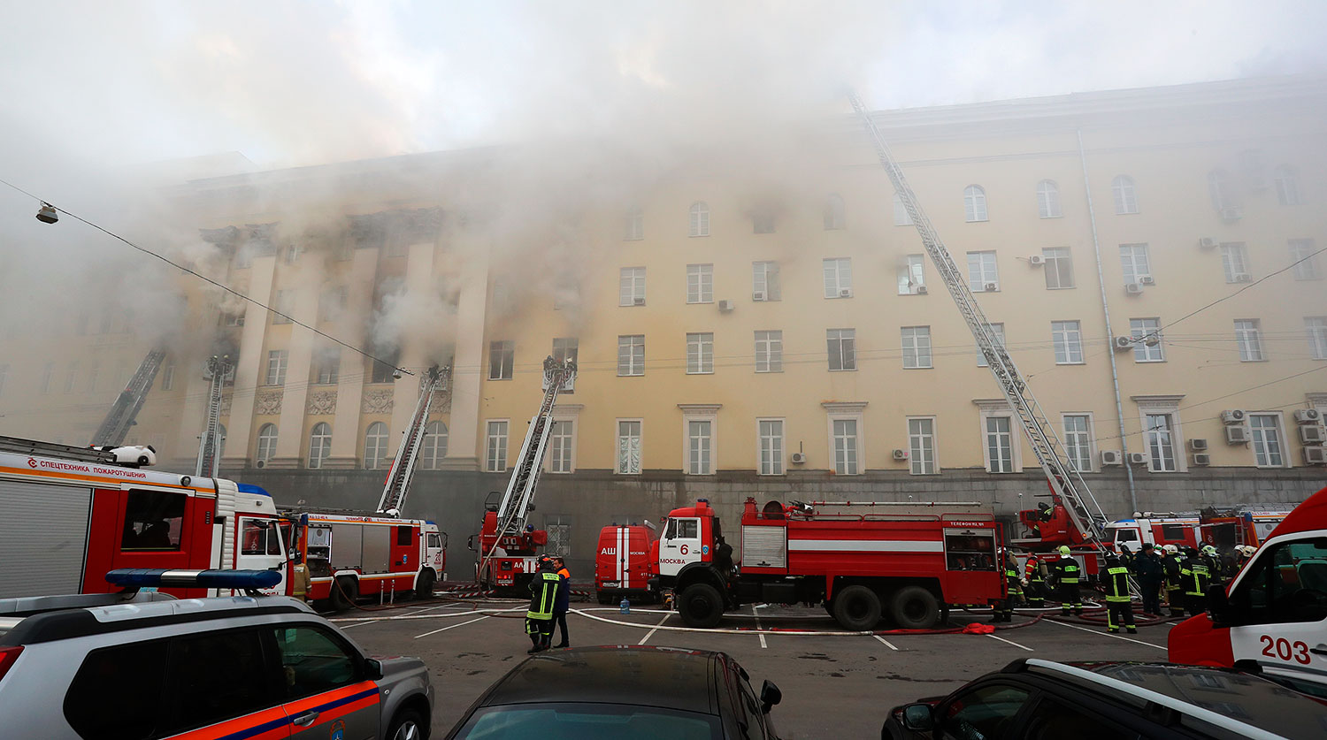 На месте тушения пожара в здании Министерства обороны России