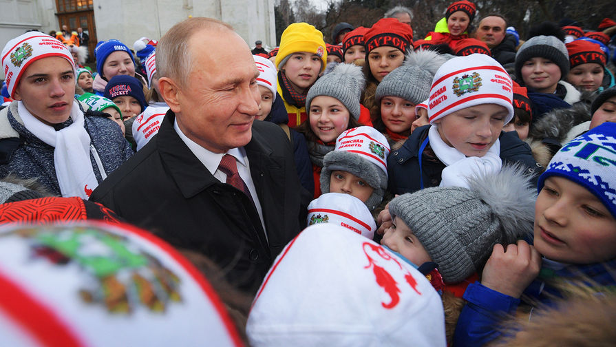 Президент России Владимир Путин во время встречи на Соборной площади с детьми - гостями Кремлевской елки, 26 декабря 2017 года