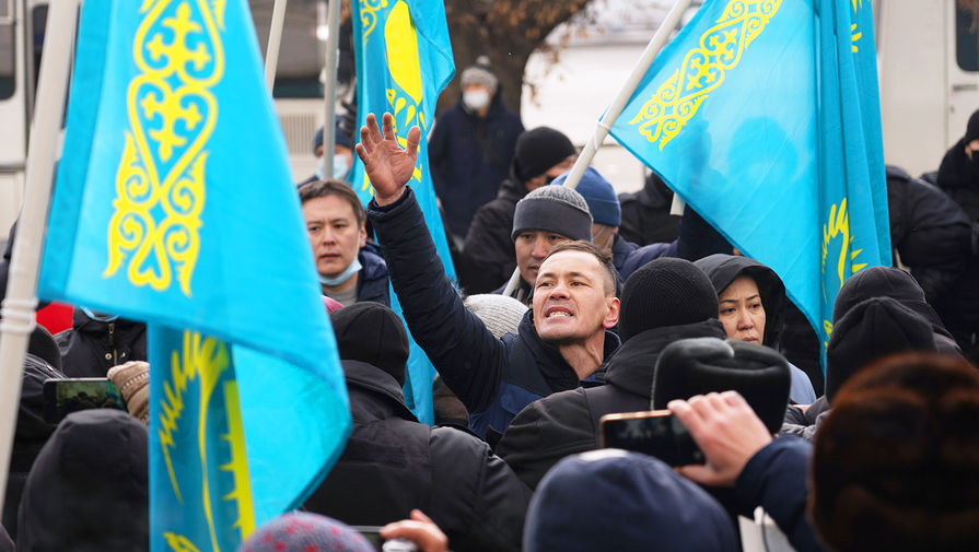 Участники митинга в День независимости Казахстана на площади Республики в Алма-Ате, декабрь 2020 года