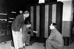 Генерал-майор армии США Гладеон М. Барнс, доктор Джон Г. Брейнерд и доктор Джон У. Мокли наблюдают за работой компьютера ENIAC, февраль 1946 года