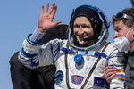 Космонавт Сергей Кудь-Сверчков после приземления корабля «Союз МС-17» в степи Казахстана, 17 апреля 2021 года
