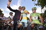 Модельер Пол Смит и велогонщики итальянец Винченцо Нибали и словак Петер Саган на старте третьего этапа 101-й велогонки Тур де Франс, 2014 год 