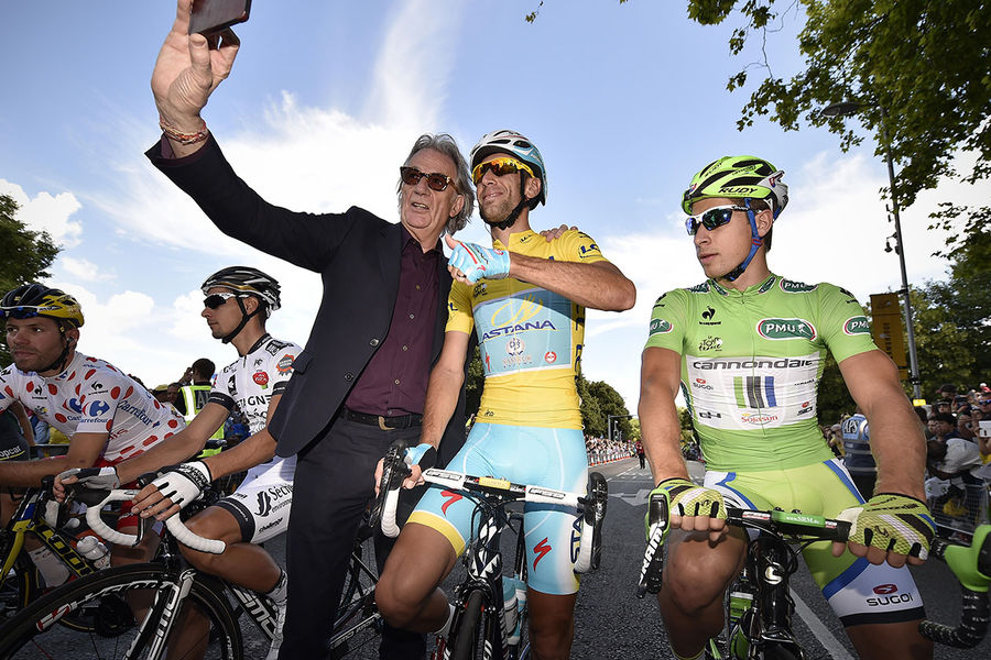 Модельер Пол Смит и велогонщики итальянец Винченцо Нибали и словак Петер Саган на&nbsp;старте третьего этапа 101-й велогонки Тур де Франс, 2014 год 