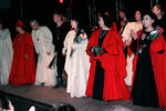 Премьера совместной российско-японской постановки шекспировской трагедии «Ромео и Джульетта» на сцене московского Театра на Юго-Западе. Персонажей семьи Ромео играют русские актеры, а персонажей семьи Джульетты — актеры токийского театра «Тоуэн», 1996 год