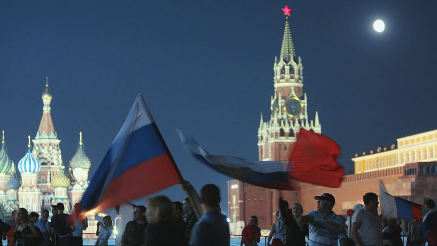 Российские болельщики празднуют победу футбольной сборной