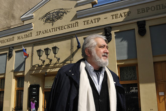 Режиссер Лев Додин у здания Малого драматического театра (МДТ), 2009 год