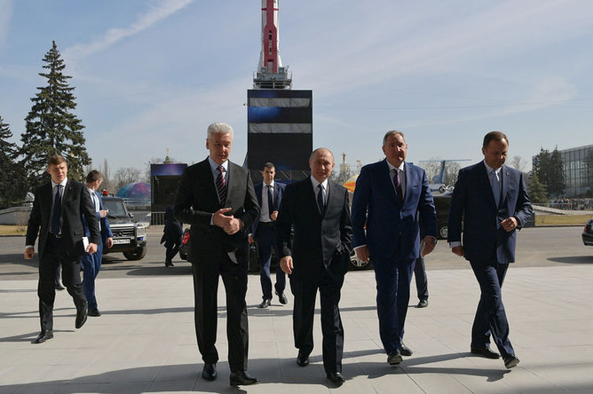 Мэр Москвы Сергей Собянин, президент России Владимир Путин, вице-премьер Дмитрий Рогозин и гендиректор «Роскосмоса» Игорь Комаров перед посещением реконструированного павильона «Космос» на ВДНХ, 12 апреля 2018 года