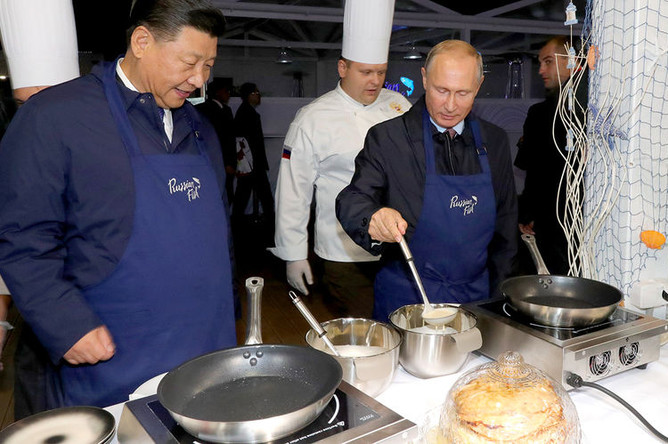 Президент России Владимир Путин и председатель КНР Си Цзиньпин во время посещения выставки в рамках ВЭФ «Улица Дальнего Востока» на набережной Дальневосточного федерального университета на острове Русский, 11 сентября 2018 года