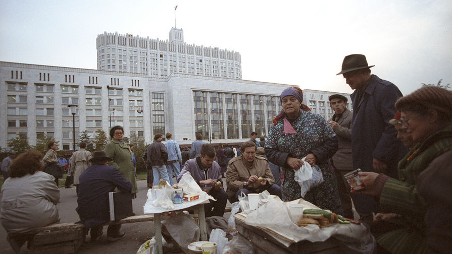 Сторонники Верховного Совета РФ у Дома Советов РФ, 1993 год 
