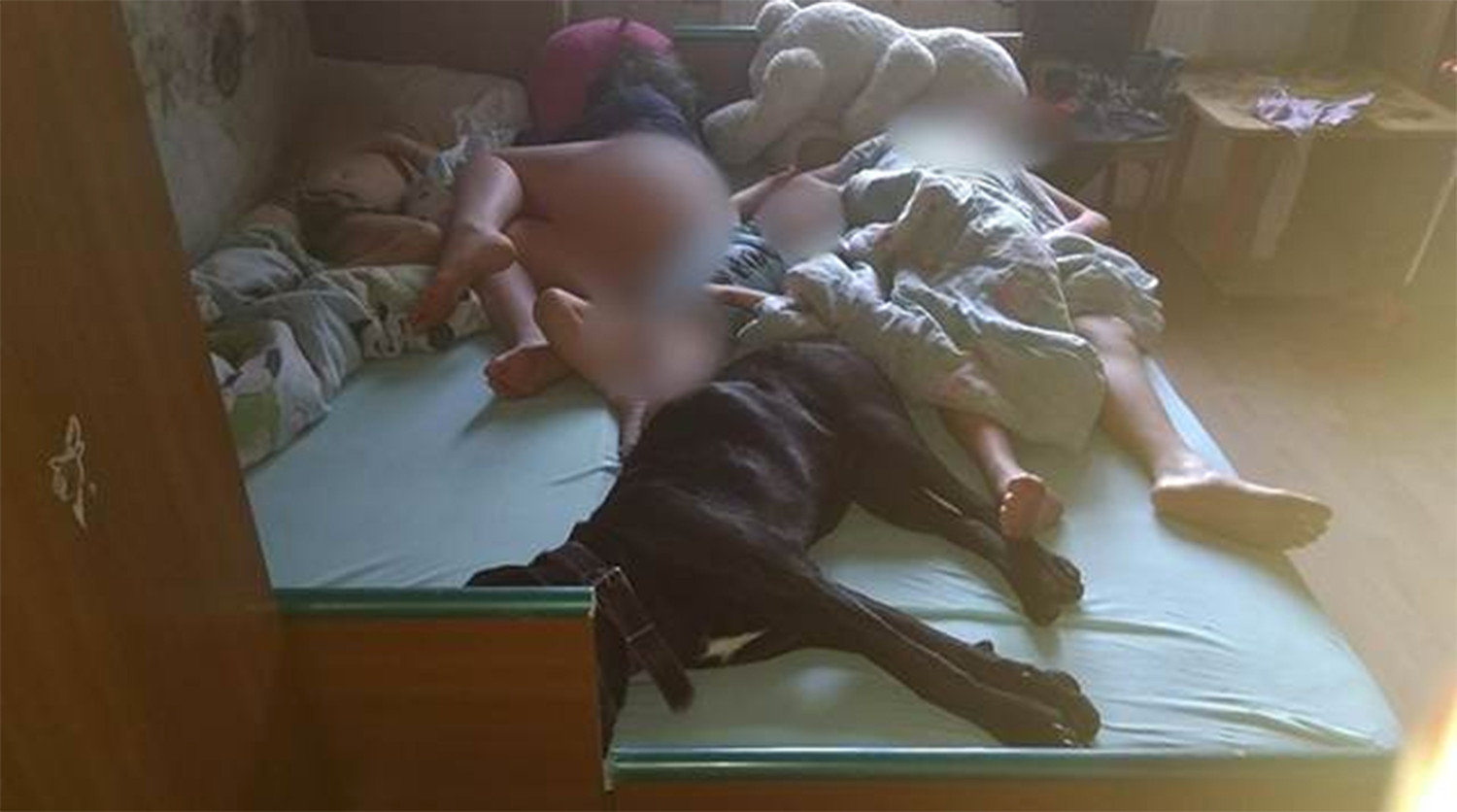 Девушка голой лежит на кровати и мастурбирует пока камера соседа снимает материал