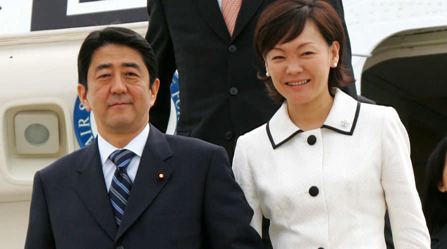 Премьер-министр Японии Синдзо Абэ и его жена Акиэ прибывают на&nbsp;военно-воздушную базу Эндрюс в&nbsp;Вашингтоне, округ Колумбия, 2007 год