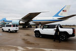 Электрического Hummer у самолета президента США Джо Байдена