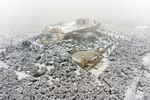 Храм Парфенон на вершине холма Акрополя во время сильного снегопада в Афинах, Греция, 24 января 2022 года