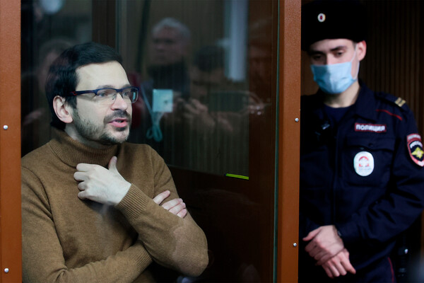 Бывший депутат муниципального округа Красносельский Илья Яшин (слева) в Мещанском суде Москвы, 29 ноября 2022 года