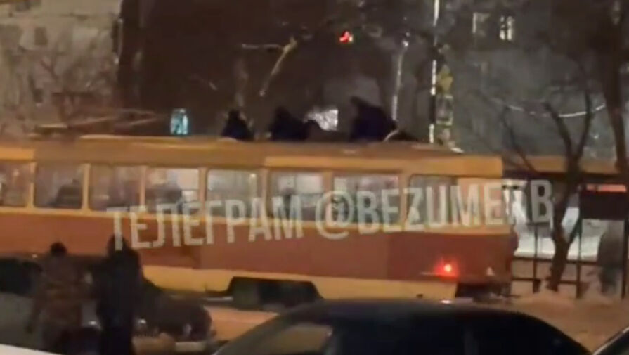 Троих детей-зацеперов на трамвае сняли на видео в Екатеринбурге