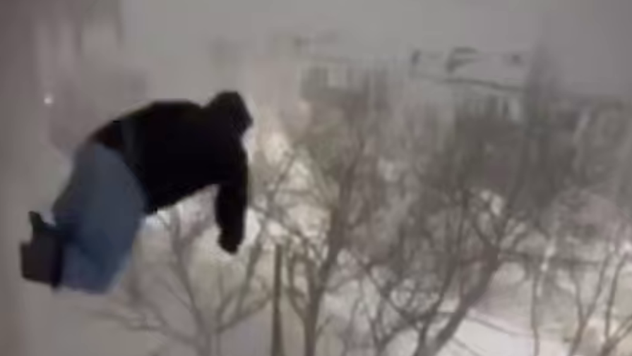 На видео попали прыжки жителей Петропавловска-Камчатского с пятого этажа