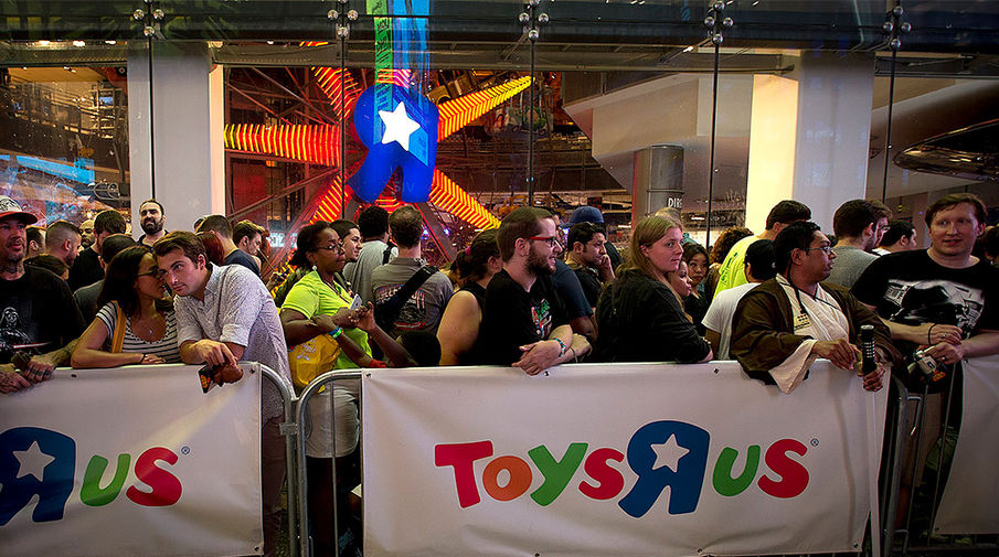 Фанаты космической эпопеи «Звездные войны» в&nbsp;ожидании начала продаж новой серии игрушек в&nbsp;Нью-Йорке
