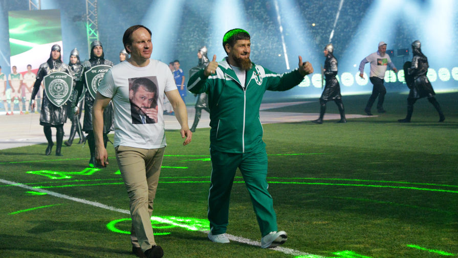 Глава Чечни Рамзан Кадыров (справа) на поле стадиона «Ахмат-Арена»