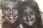 Джессика Альба в детстве. На фото с мамой Кэтрин