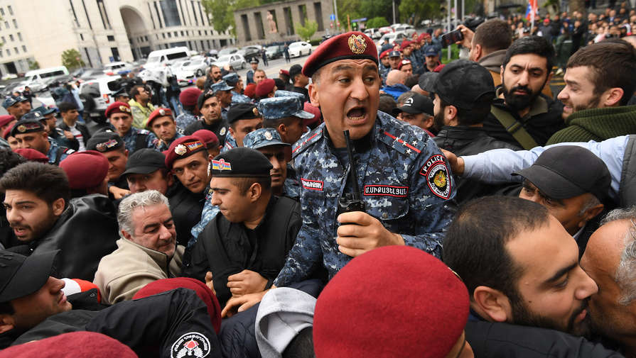 В Ереване протестующие перекрыли Киевский мост