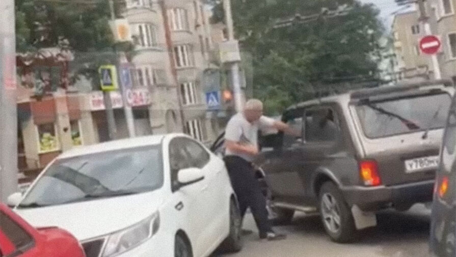 В Саратове участник дорожного конфликта закидал автомобиль оппонента яйцами