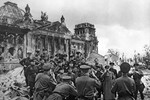 Совместная фотосъемка советских военных корреспондентов у здания разрушенного Рейхстага, Берлин, 5 мая 1945 года

