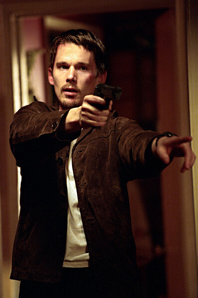 <b>«Тренировочный день» (2001)</b>
<br><br>
В&nbsp;течение дня Хойту придется стать свидетелем и соучастником совершенно противоправных действий своего временного руководителя, принимать наркотики, играть в&nbsp;покер с&nbsp;бандитами, спасать девушку от изнасилования.
