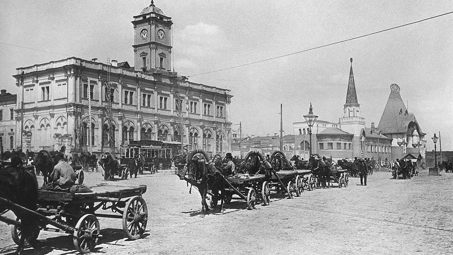 За&nbsp;свою жизнь вокзал сменил три названия: сначала он был Троицким, с&nbsp;1870 по&nbsp;1922 годы вокзал стал Ярославским, до&nbsp;1955 года носил название Северного, а после к&nbsp;нему вернулось второе имя. На&nbsp;фото: Каланчевская площадь в&nbsp;Москве, 1890&nbsp;год