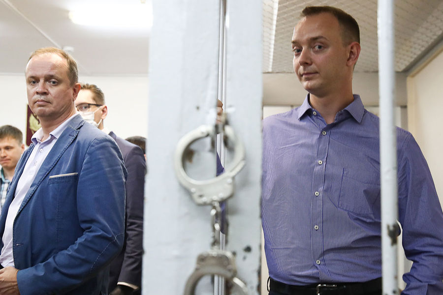 Адвокат Иван Павлов и советник генерального директора Роскосмоса по информационной политике Иван Сафронов (слева направо), задержанный по подозрению в государственной измене, 7 июля 2020 года