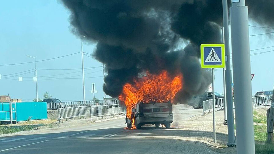 В Якутске у заправки загорелся и взорвался автомобиль
