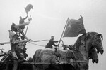 Лейтенант Кузьма Дудеев и старший сержант Иван Андреев водружают Красное знамя на квадриге Бранденбургских ворот в Берлине, 2 мая 1945 года