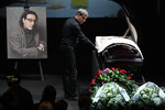 Актер Александр Синюков на церемонии прощания с художественным руководителем «Электротеатра Станиславский» Борисом Юханановым, 7 августа 2025 года