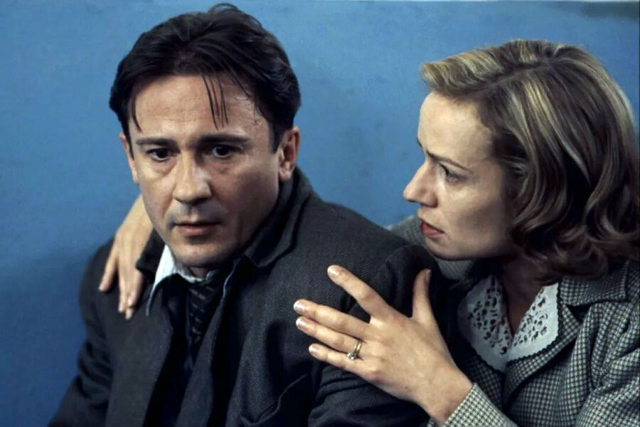 <b>&laquo;Восток-Запад&raquo; (1999)</b>
<br><br>
Еще один международный проект с&nbsp;участием Меньшикова. Партнерами народного артиста России по&nbsp;драме обладателя &laquo;Оскара&raquo; Режиса Варнье стали Катрин Денев, Сандрин Боннер и Сергей Бодров &mdash; младший. Фильм рассказывает о&nbsp;судьбе семьи репатрианта, который после Великой Отечественной войны возвращается в&nbsp;СССР с&nbsp;супругой-француженкой. Интересно, что Меньшиков исполнил роль, не зная французского языка: он разучивал текст на&nbsp;слух, а затем филигранно воспроизводил его в&nbsp;кадре.