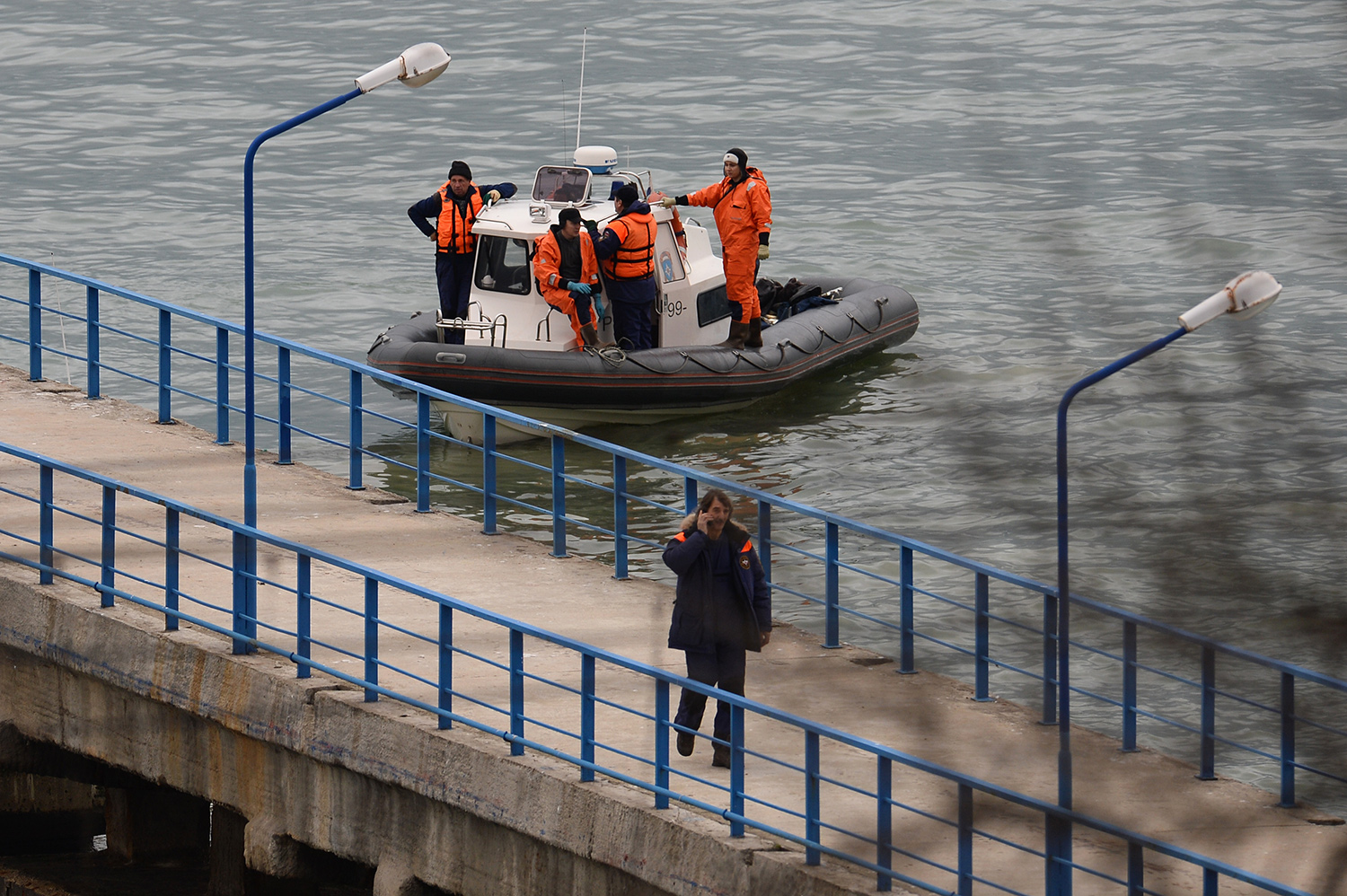 Поисково-спасательные работы у побережья Черного моря, где потерпел крушение самолет Минобороны РФ Ту-154