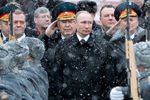Президент России Владимир Путин на церемонии возложения венка к Могиле Неизвестного Солдата у стен Кремля, 23 февраля 2017 года
