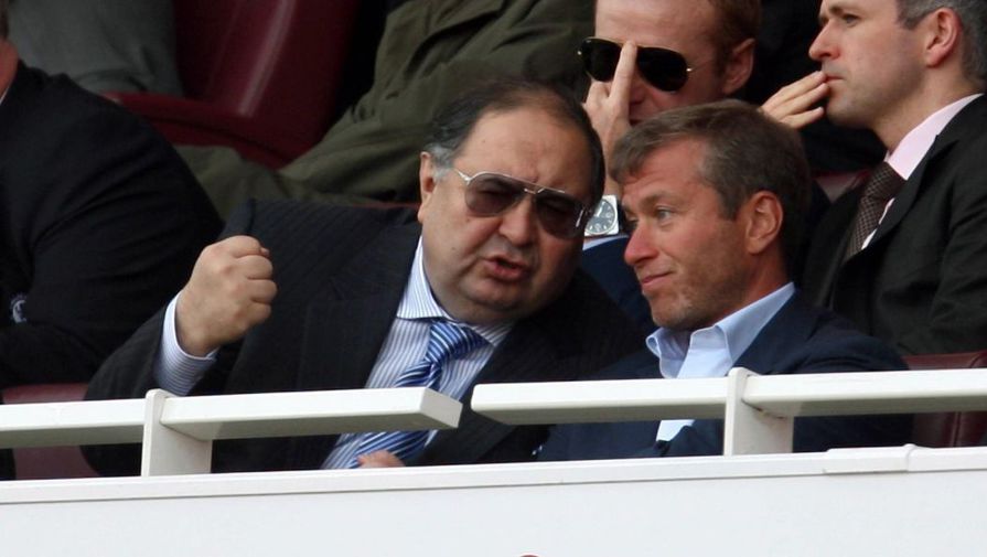 Хозяин «Челси» Роман Абрамович (справа) и держатель пакета акций «Арсенала» Алишер Усманов смотрят футбол